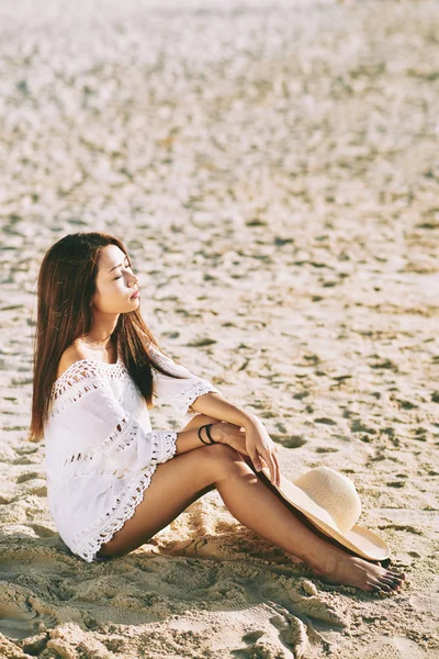 Frau ruht sich am Strand aus — Stockfoto