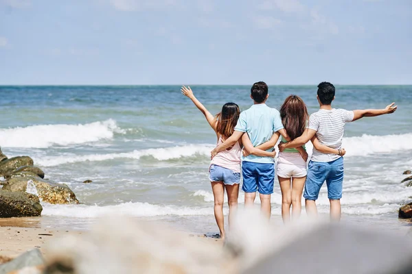 Dois casais desfrutando de vista mar — Fotografia de Stock