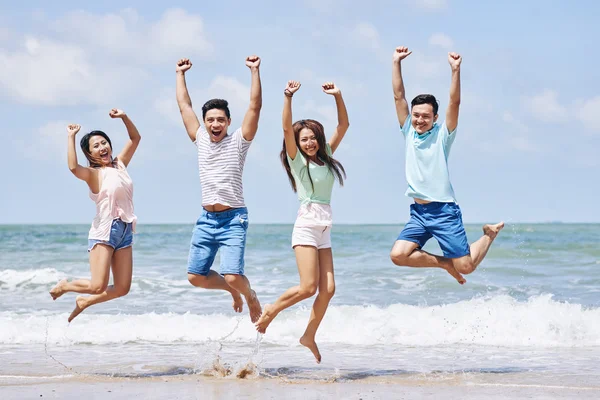 젊은 사람들이 해변에 점프 — 스톡 사진