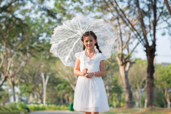 Jeune femme avec parapluie en dentelle — Photo