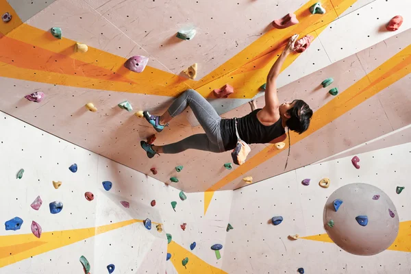 Spor salonunda pratik kadın dağcı — Stok fotoğraf