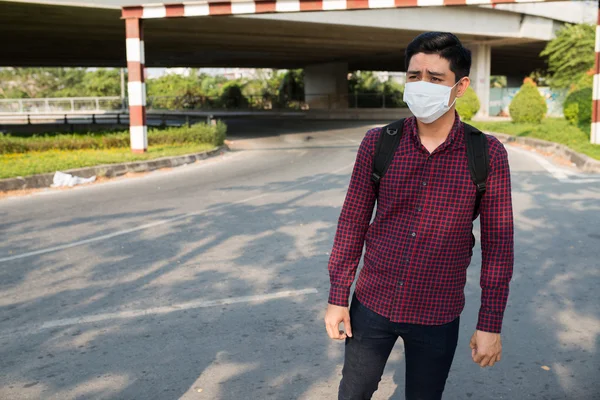 Man in face mask having allergy — Stock Photo, Image