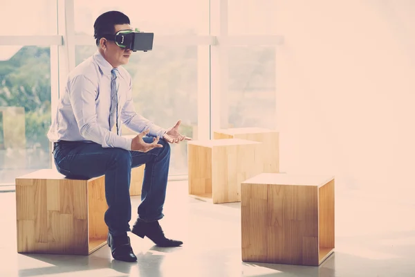 Hombre de negocios en VR auriculares que tienen reunión —  Fotos de Stock