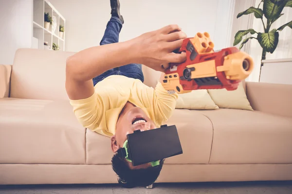 Adult man with gun and VR glasses — Stock Photo, Image