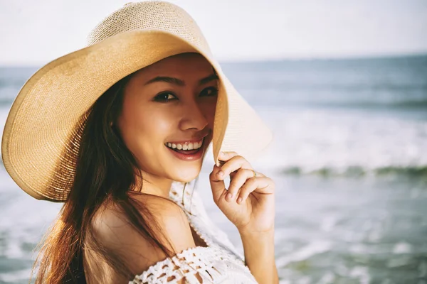 Woman in straw hat on a beach — Stock Photo, Image