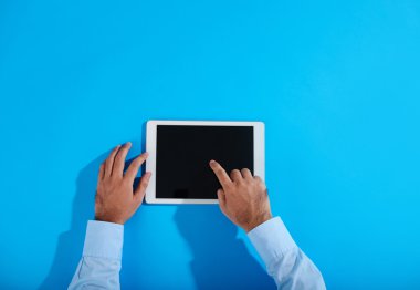 Erkek el Touchpad kullanarak
