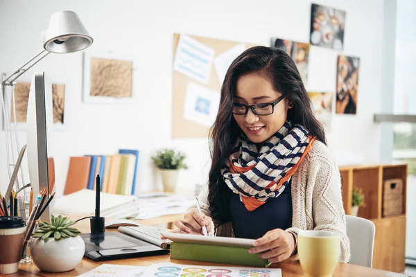 Mujer usando touchpad — Foto de Stock