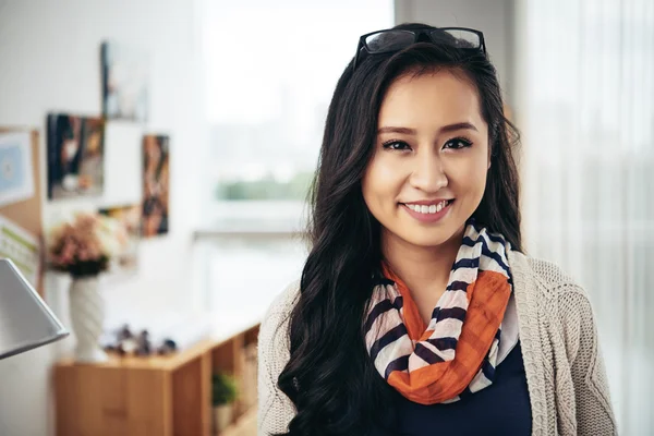 Asiatische Frau im Büro — Stockfoto