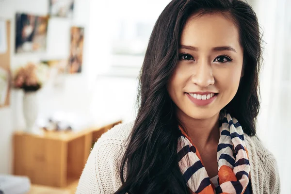 Usmívající se asijské bruneta žena — Stock fotografie