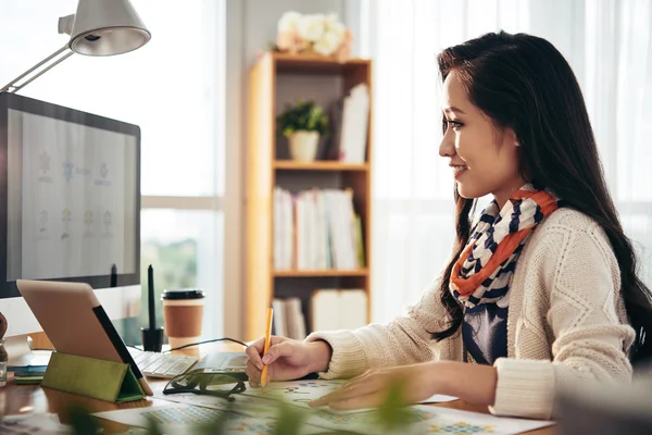 Woman working with computer — Stock Photo, Image