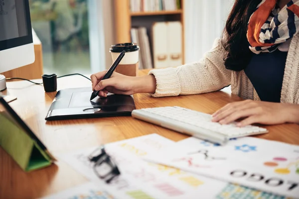 Женщина рисует графический планшет — стоковое фото