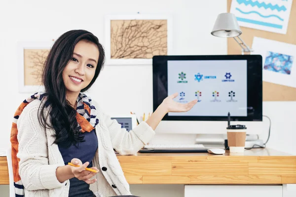 Kadın tasarımcı bilgisayar başında işaret — Stok fotoğraf