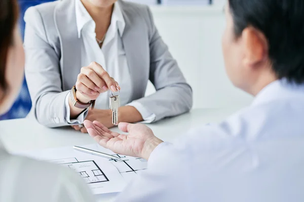 Makler übergibt die Schlüssel — Stockfoto