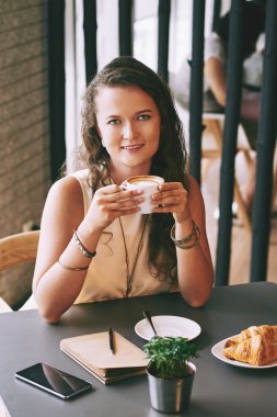 kafede kahve içme kadın