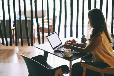 Kafede çalışan bir kadın.