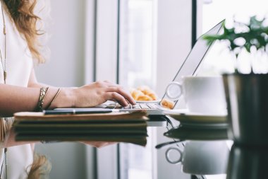 kafede dizüstü bilgisayarda yazarak kadın