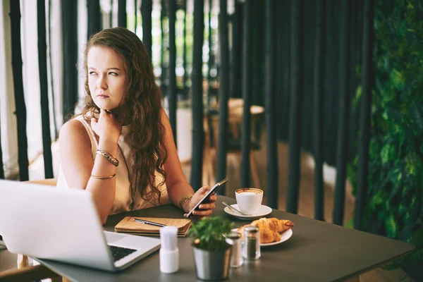 Mujer de negocios que trabaja en la cafetería — Foto de Stock