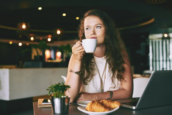 Kvinna dricker kaffe på café — Stockfoto