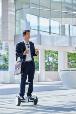 Genç Yöneticisi binme hoverboard