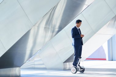 Hoverboard olarak çağdaş iş adamı