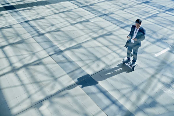 Manager su hoverboard in piedi sul marciapiede — Foto Stock
