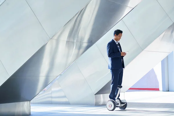 Homme d'affaires contemporain sur hoverboard — Photo