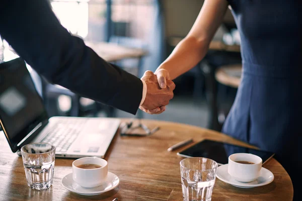 Diskussion om partnerskap i café — Stockfoto