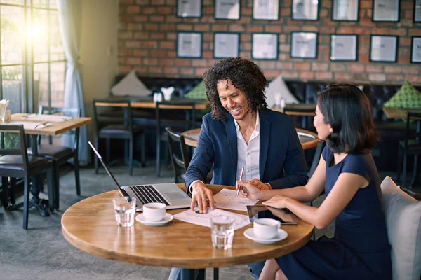 Nieuwe collega's in café met laptop — Stockfoto