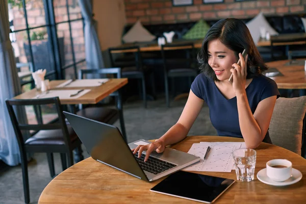 Mujer de negocios trabajando en un ambiente relajado — Foto de Stock