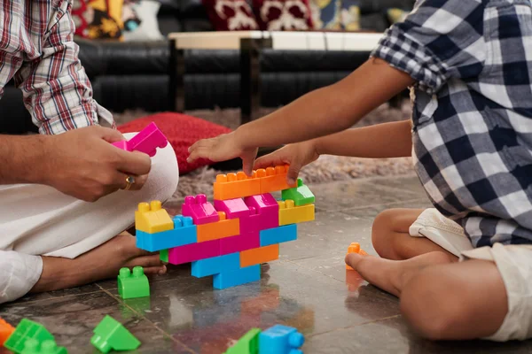 Família brincando com construtor — Fotografia de Stock