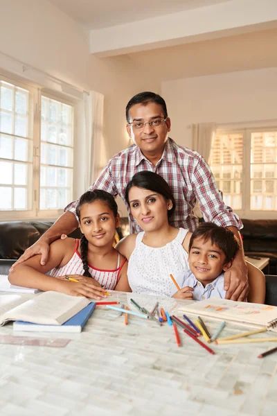 Niños haciendo deberes con sus padres — Foto de Stock