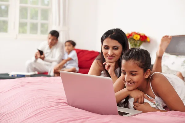 Мати і дочка використовують ноутбук вдома — стокове фото