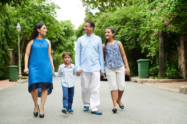 Lycklig familj i parken — Stockfoto