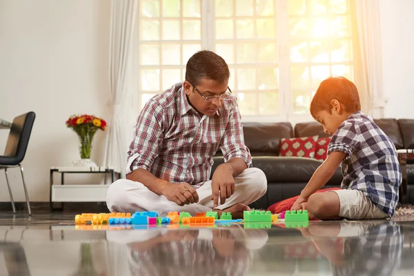 Piccolo figlio giocare con papà — Foto Stock