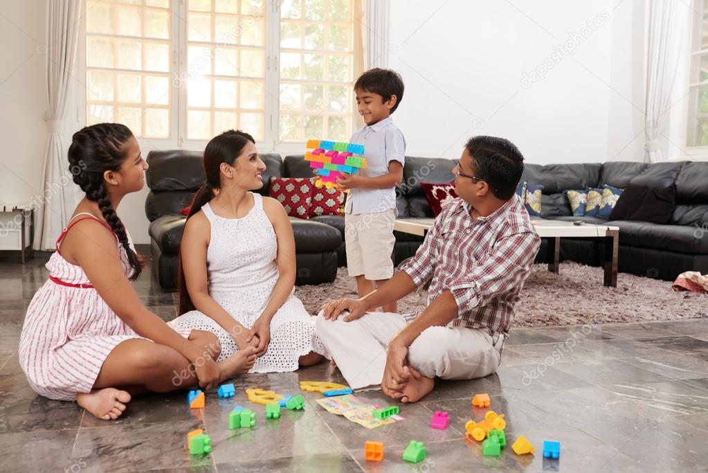 Resultado de imagem para pais brincando com os filhos