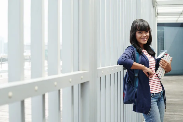 College student permanent met boeken — Stockfoto