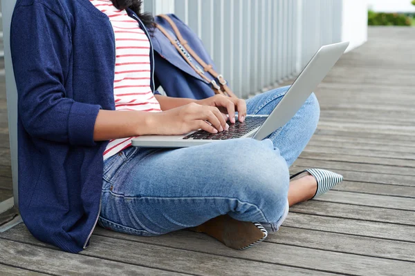 Kobieta pisze na laptopie — Zdjęcie stockowe