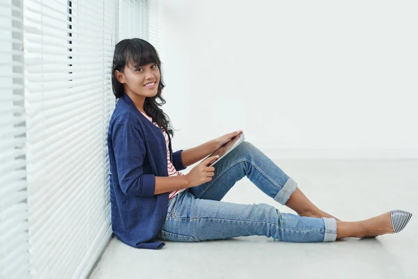 Mulher com touchpad sentado no chão — Fotografia de Stock