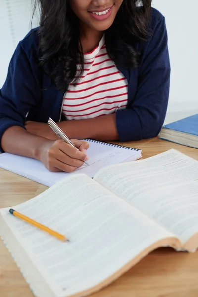 Main féminine prenant des notes — Photo