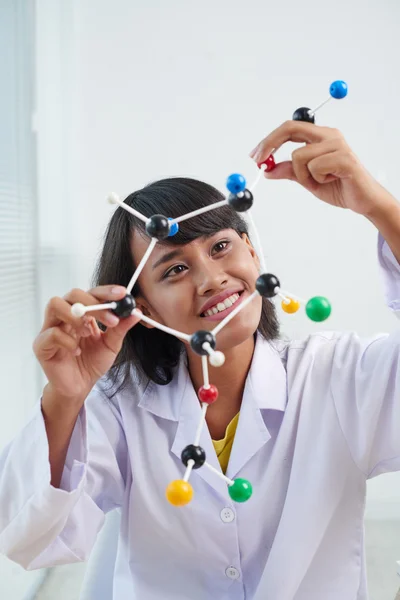 Chemicus werken met model van molecuul — Stockfoto