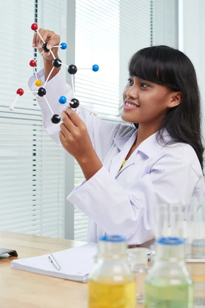 Kadın doktor molekül modeli incelenmesi — Stok fotoğraf