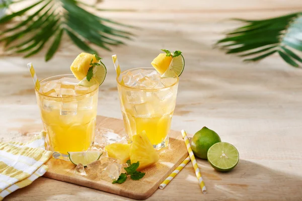 Två glas apelsinjuice — Stockfoto