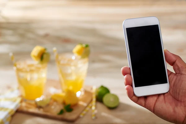 Man taking picture of juice — Stock Photo, Image