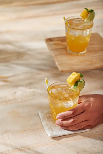 Glas apelsinjuice i handen — Stockfoto