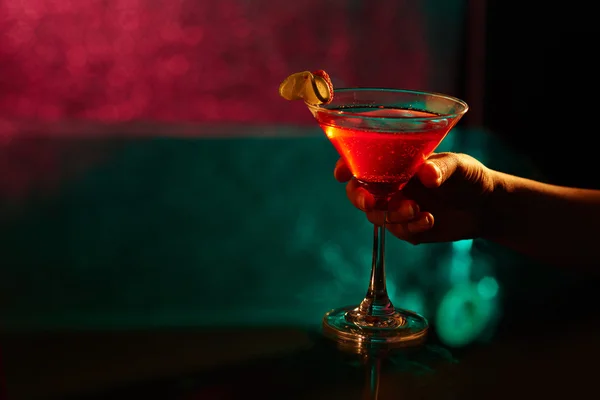 Main femelle tenant avec cocktail — Photo
