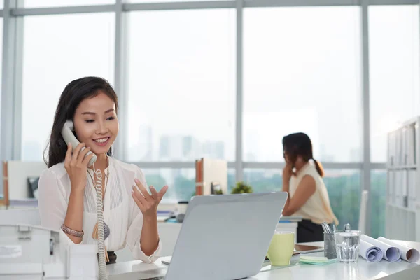 女商人在电话里交谈 — 图库照片