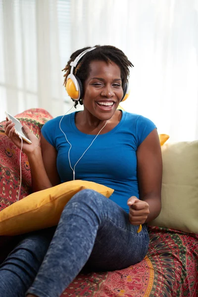 Kobieta w słuchawki słuchać muzyki — Zdjęcie stockowe
