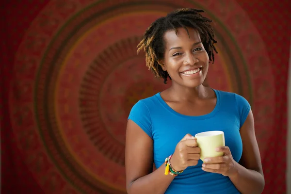 Mujer disfrutando de una taza de café — Foto de Stock