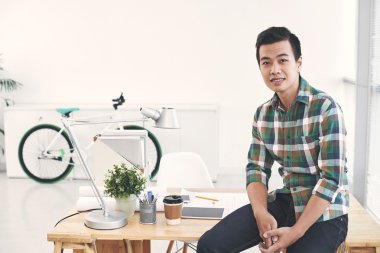 işadamı içinde yazıhane ile Bisiklet