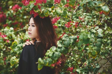 sakura ağacı bahçede poz kadın